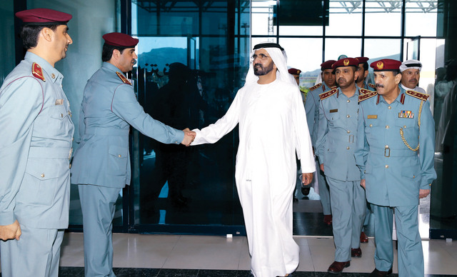 "محمد بن راشد مصافحاً ضباط شرطة الفجيرة بحضور محمد الكعبي \t \t تصوير: خليفة اليوسف"