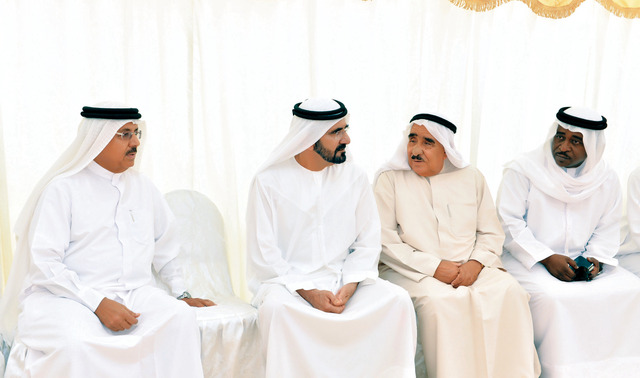 "محمد بن راشد خلال تقديمه واجب العزاء لذوي الفقيدة سليمة الشرهان\t\tتصوير- سيف محمد ومحمد هشام"