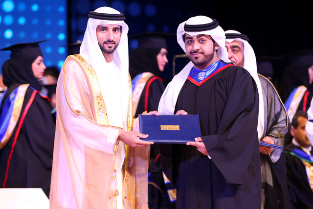 "ولي عهد دبي خلال توزيع الشهادات على الخريجين"