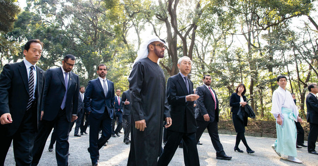 "..وخلال زيارته رمز مقام الإمبراطور ميجي يرافقه حامد بن زايد وسلطان الجابر"