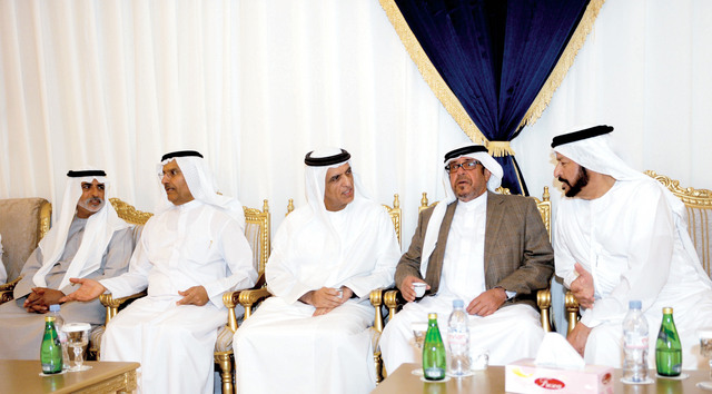 "سعود القاسمي خلال تقديمه واجب العزاء لذوي الفقيد بحضور نهيان بن مبارك والطاير ومانع سعيد العتيبة"