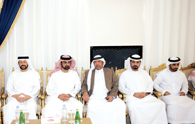 "عمار النعيمي وحمدان بن مبارك ومحمد بن مكتوم خلال العزاء"