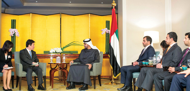 "محمد بن زايد خلال استقبال وزير الاقتصاد الياباني بحضور حامد وعبد الله بن زايد وسهيل المزروعي\tوام"