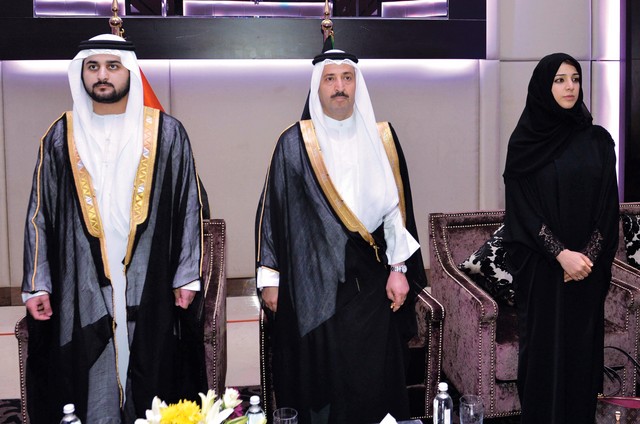 "مكتوم بن محمد وريم الهاشمي والقنصل الكويتي خلال حفل الاستقبال"