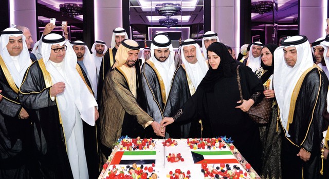 "مكتوم بن محمد ومحمد بن خليفة آل مكتوم وريم الهاشمي وذياب الرشيدي يقطعون كعكة الاحتفال تصوير: سيف محمد"