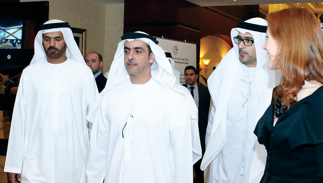 "سيف بن زايد خلال زيارة تفقدية لفعاليات قمة أبوظبي العالمية للهوية \t وام"