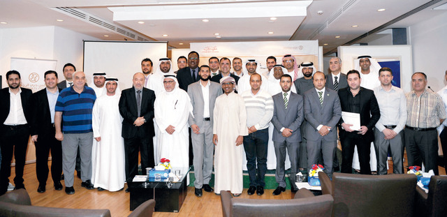 "د. أحمد الشريف في صورة جماعية مع المحاضرين والمشاركين في أسبوع الحوكمة\t\tالبيان"