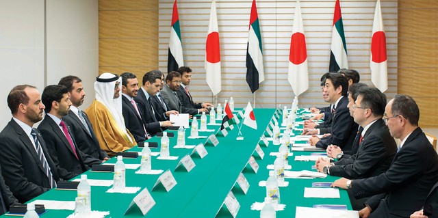"محمد بن زايد يبحث تطوير العلاقات مع رئيس الوزراء الياباني بحضور حامد وعبدالله بن زايد والوفد المرافق له\t وام"