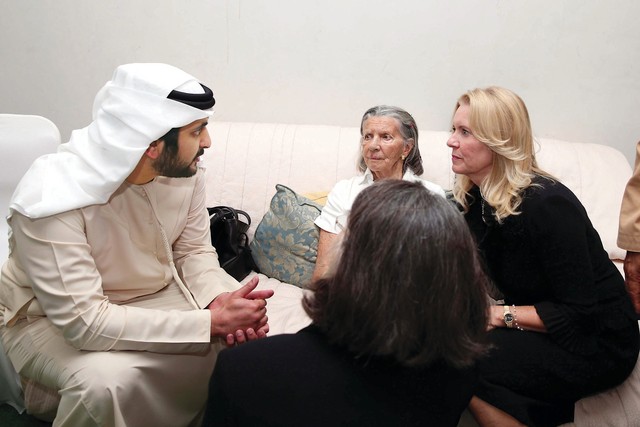 "نائب حاكم دبي في حديث مع عائلة الفقيد"