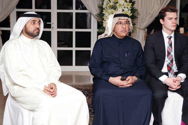 "خليفة سليمان خلال تقديم العزاء"