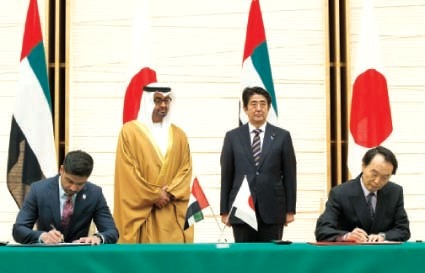 ".. وسموه يشهد توقيع الدرمكي وتاكادا على اتفاقية تمديد وتعديل لمذكرة تفاهم"