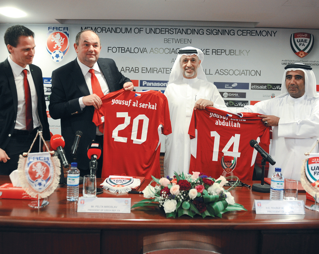 "إهداء قمصان منتخب التشكيك للسركال ويوسف عبد الله \t تصوير: هشام تكنوين"