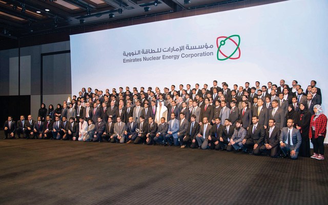 "محمد بن زايد وحامد بن زايد وسلطان بن حمدان والمزروعي ومسؤولون يتوسطون الطلبة \t وام"