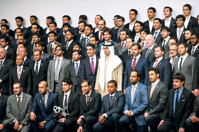 ".. وسموه يتوسط الطلبة بحضور حامد بن زايد وسلطان بن حمدان والمزروعي"