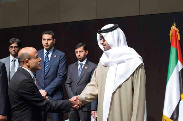 "سموه يستقبل أحد الطلبة بحضور سلطان بن حمدان بن زايد والمزروعي والمبارك"