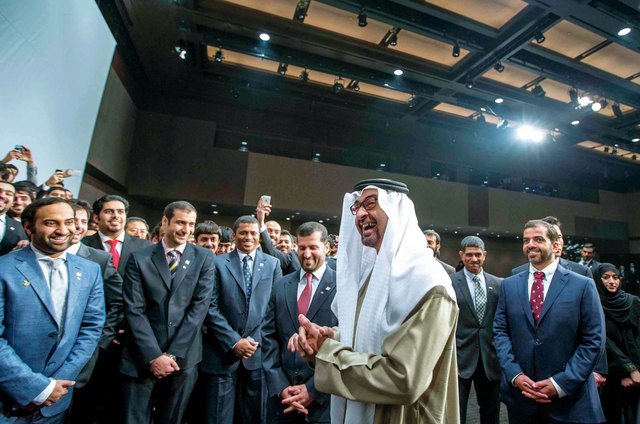 "ولي عهد أبوظبي في حديث مع أبنائه الطلبة بحضور حامد بن زايد \tوام"