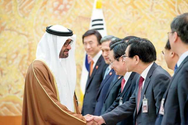 ".. وسموه يصافح أعضاء الوفد الكوري"