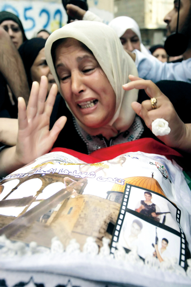 "فلسطينية تبكي جثمان ابنها الشهيد منذ 2003 وتم تسليمه في طولكرم الاثنين أ.ف.ب"