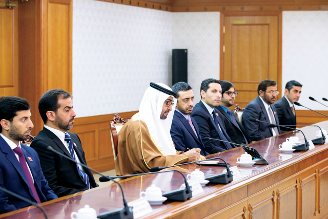 "..وسموه يلقي كلمته بحضور حامد وعبد الله بن زايد وسلطان بن حمدان والمزروعي والمبارك والسويدي و الرميثي"