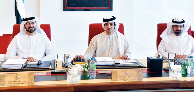 "منصور بن زايد مترئساً الاجتماع بحضور حمدان بن مبارك ومحمد القرقاوي \t وام"