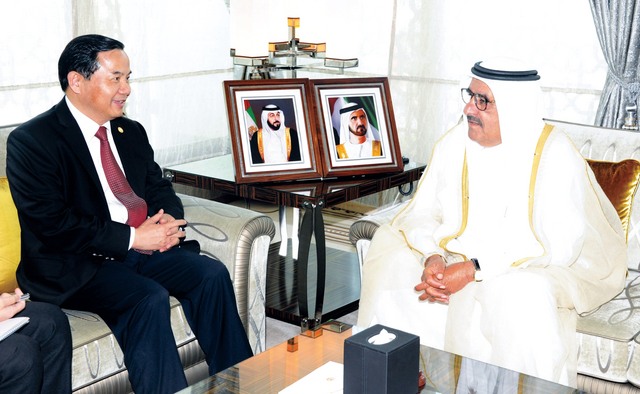 "حمدان بن راشد مستقبلا القنصل الصيني \t وام"