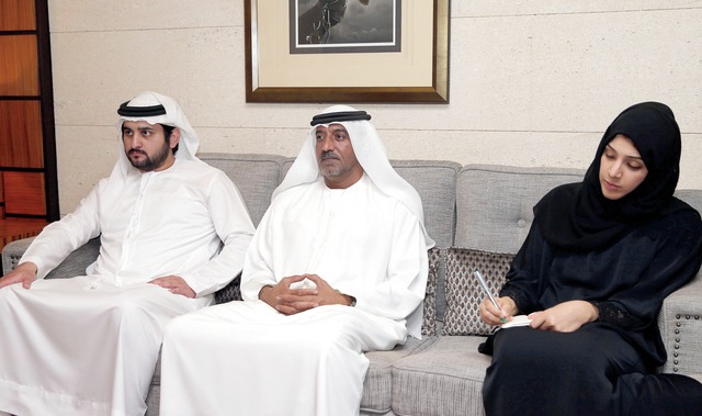 "مكتوم بن محمد وأحمد بن سعيد وريم الهاشمي خلال اللقاء"
