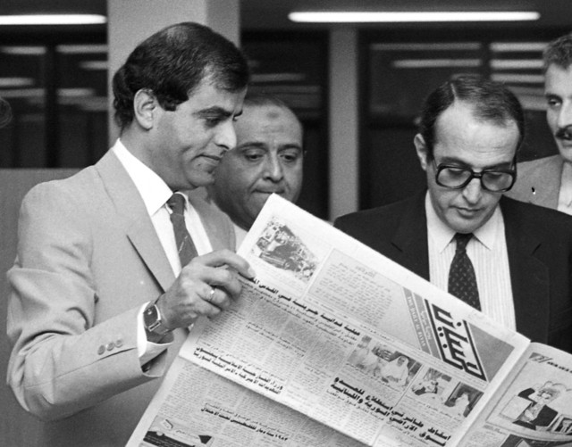 "الزميل الراحل ( يسار)يعرض الملحق الرياضي لعدد من زوار البيان عام 1983"