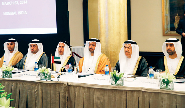 "حامد بن زايد ووفد الدولة خلال الاجتماع \t وام"