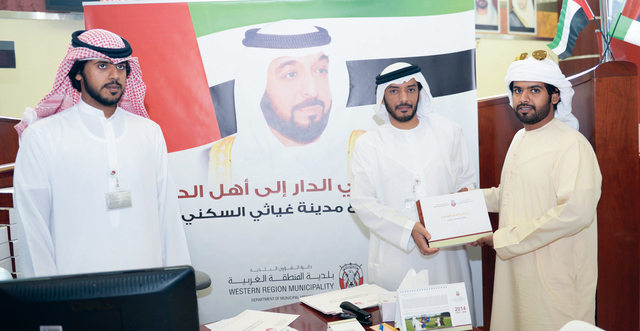 "تسليم مفاتيح المساكن للمواطنين المستحقين \tالبيان"