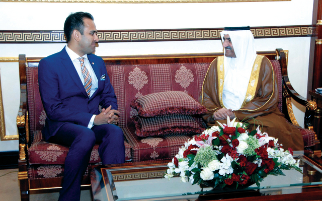 "حاكم الفجيرة مستقبلاً سفير سنغافورة \t\tوام"
