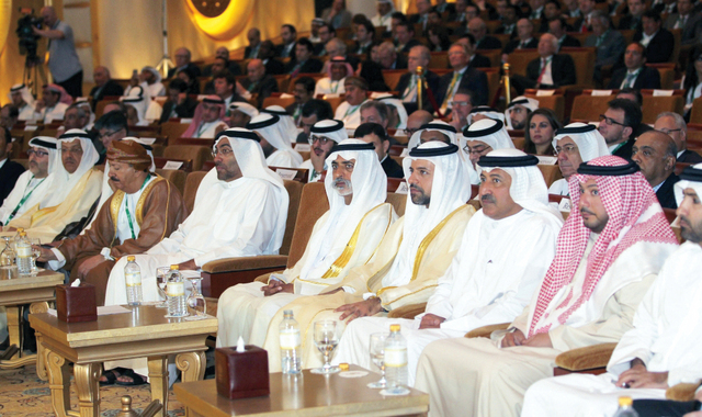 "نهيان بن مبارك وعدد من المسؤولين والضيوف خلال منتدى أسواق المال العالمية بفندق قصر الإمارات في أبوظبي \tالبيان"