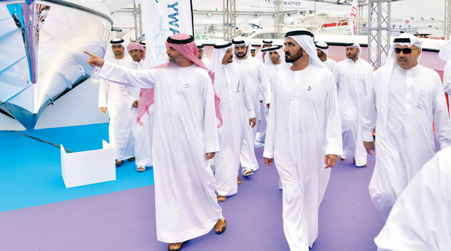 "محمد بن راشد وحمدان ومكتوم بن محمد ومصبح الفتان وسعيد حارب خلال جولة في المعرض \tتصوير - سيف محمد"