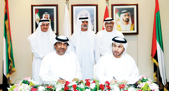"جانب من توقيع اتفاقية التعاون الرياضي\t البيان"