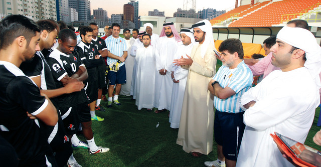 "راشد النعيمي يتحدث للاعبي عجمان بحضور إدارة النادي \t\tالبيان"