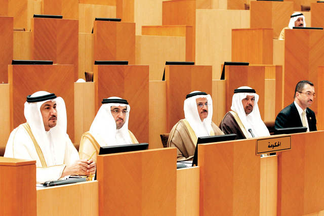 "سلطان المنصوري والمسؤولون خلال جلسة المجلس"