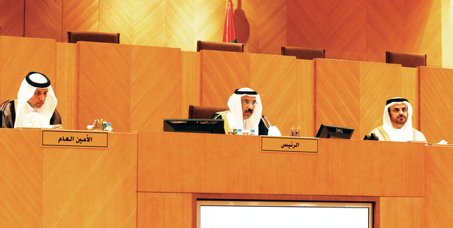 "محمد المر مترئساً اجتماع المجلس\tالبيان"