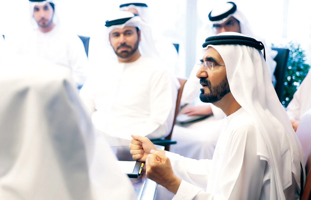 "محمد بن راشد يوجه فريق عمله في وزارة شؤون مجلس الوزراء والمكتب التنفيذي بحضور محمد القرقاوي"