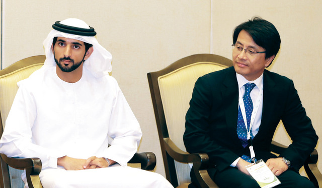"حمدان بن محمد خلال استقبال المشاركين في المؤتمر"
