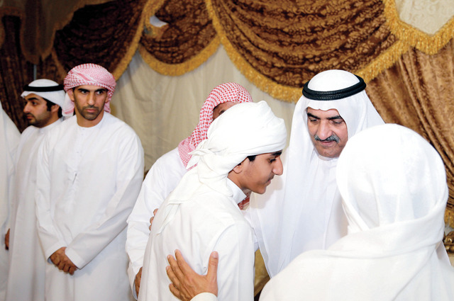 "حمد الشرقي يقدم واجب العزاء وام"