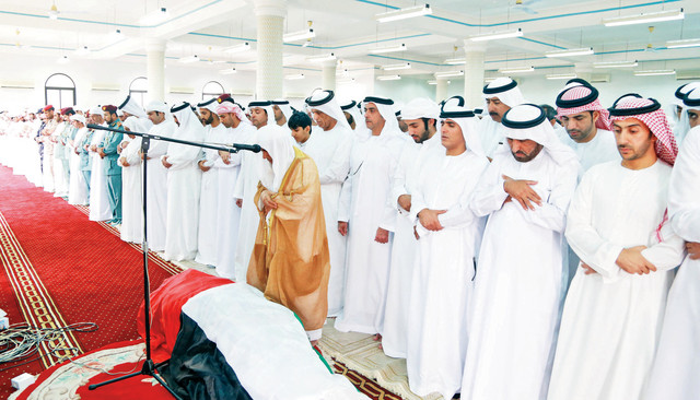 "حاكم رأس الخيمة ومحمد بن سعود وهزاع وسيف بن زايد وكبار المسؤولين يؤدون صلاة الجنازة"