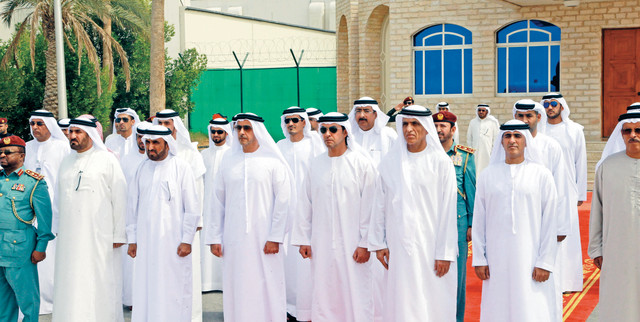"سعود بن صقر وهزاع وسيف بن زايد في مقدمة مستقبلي جثمان الشهيد\t وام"