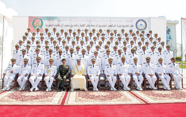 "هزاع بن زايد يتوسط الخريجين بحضور الرميثي وكبار الضباط"