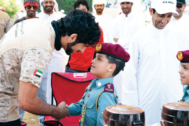 "ولي عهد دبي في حديث مع أحد الأشبال"