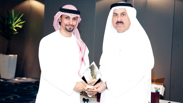 "أنور بن سليم يتم تكريمه من معالي صقر غباش"