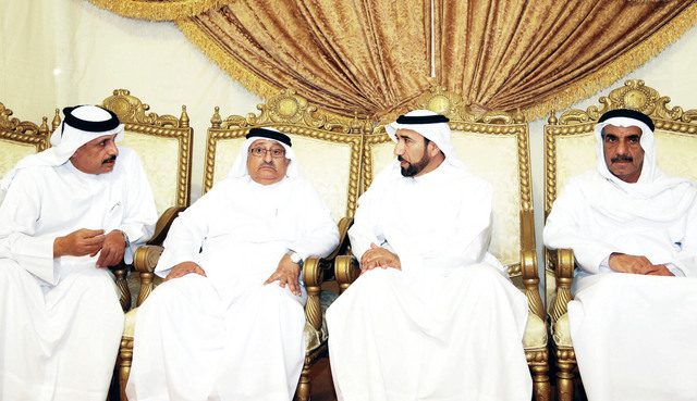 "وفد التعاون الخليجي والشعفار خلال تقديم واجب العزاء"
