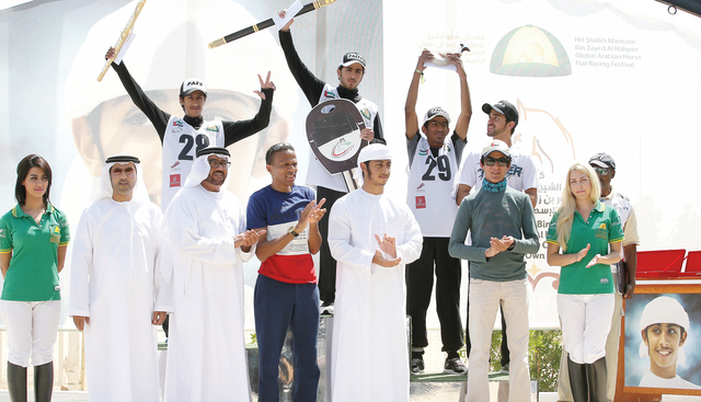 "زايد بن منصور آل نهيان في لقطة جماعية مع أبطال السباق"