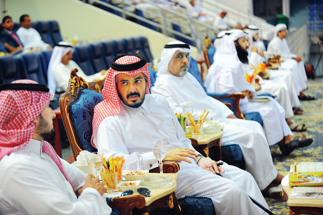 "عبد الله آل ثاني يتقدم الحضور  \t البيان"