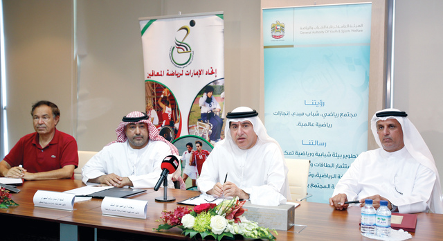 "عبد الملك والمهيري أثناء توقيع الاتفاقية المشتركة \tتصوير ــ ويلسون اكسفير"