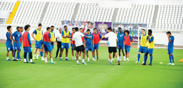 "زالاتكو يقود مران العين استعداداً للاتحاد السعودي \t\t تصوير- ناصر بابو"