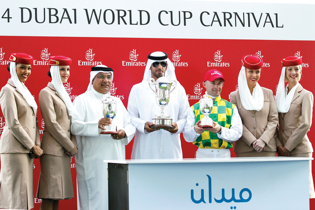 "جاسم سيف وماجد الجهوري والفارس أوليفييه عقب التتويج بفوز «رازق»"